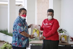 Gubernur Arinal Serahkan Bantuan Sosial Covid-19 dari PT. Pelindo kepada Posko #GerakanBerbagiUntukWarga BIN Daerah Lampung