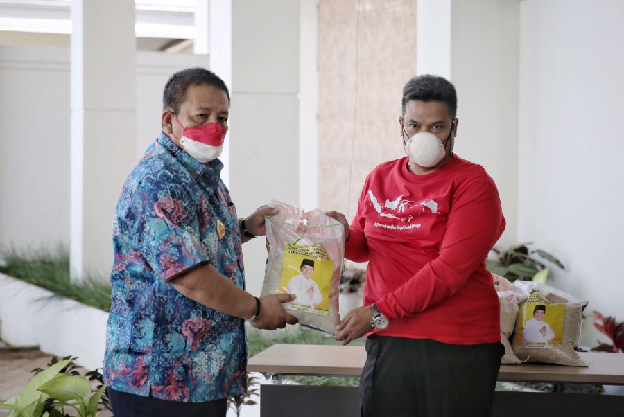 Gubernur Arinal Serahkan Bantuan Sosial Covid-19 dari PT. Pelindo kepada Posko #GerakanBerbagiUntukWarga BIN Daerah Lampung