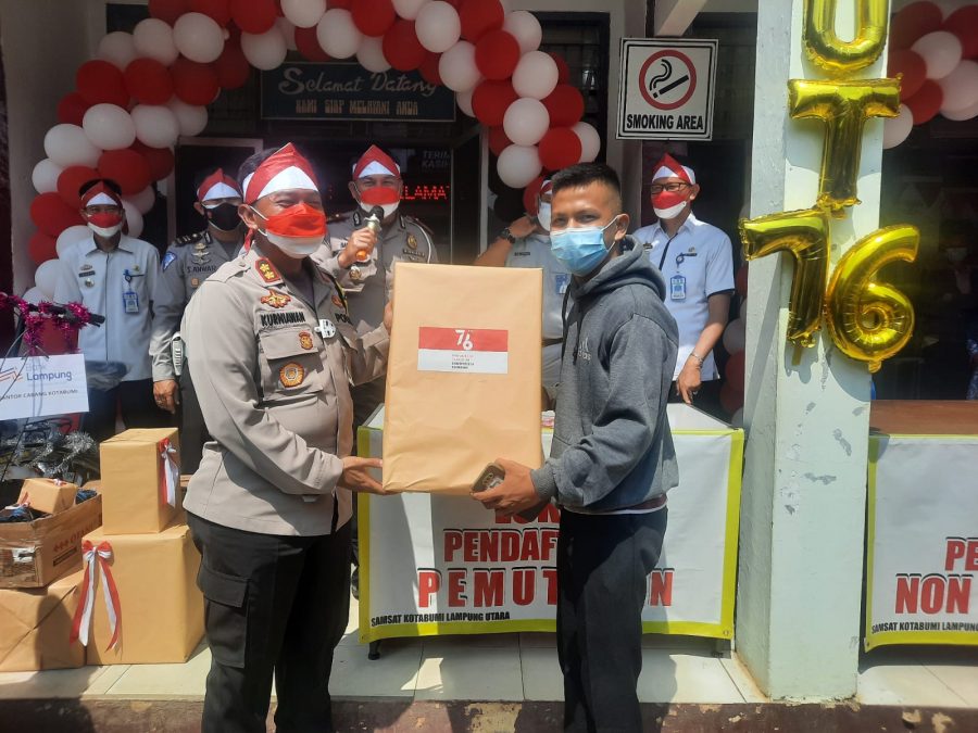 Hari Kemerdekaan RI ke- 76, Kapolres Lampura Bagi Doorprize Kepada Warga Taat Pajak