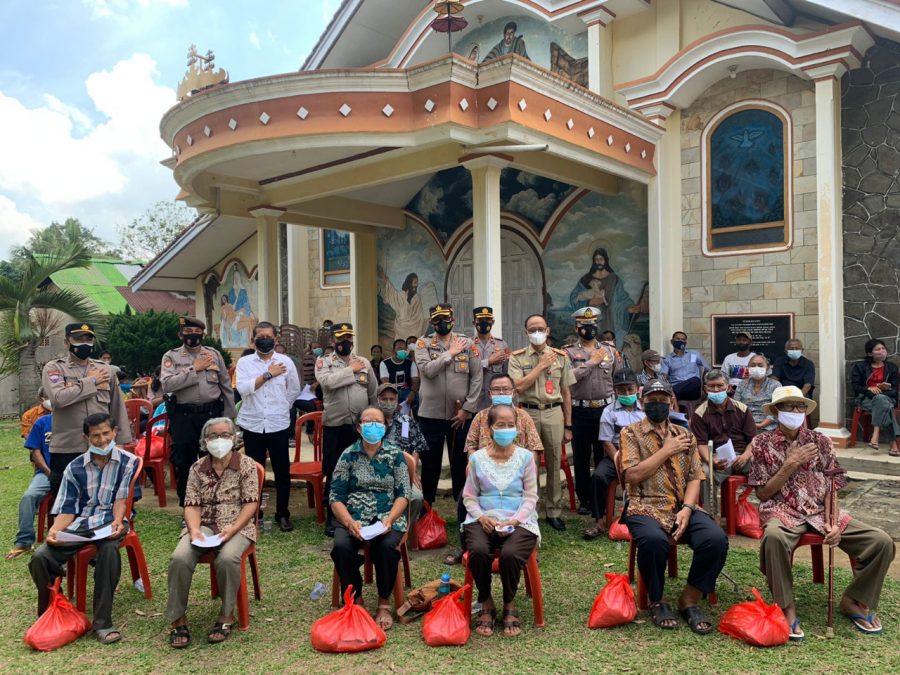 Kapolres Way Kanan Tinjau Vaksinasi dan Bagi Paket Sembako di Gereja Baradatu