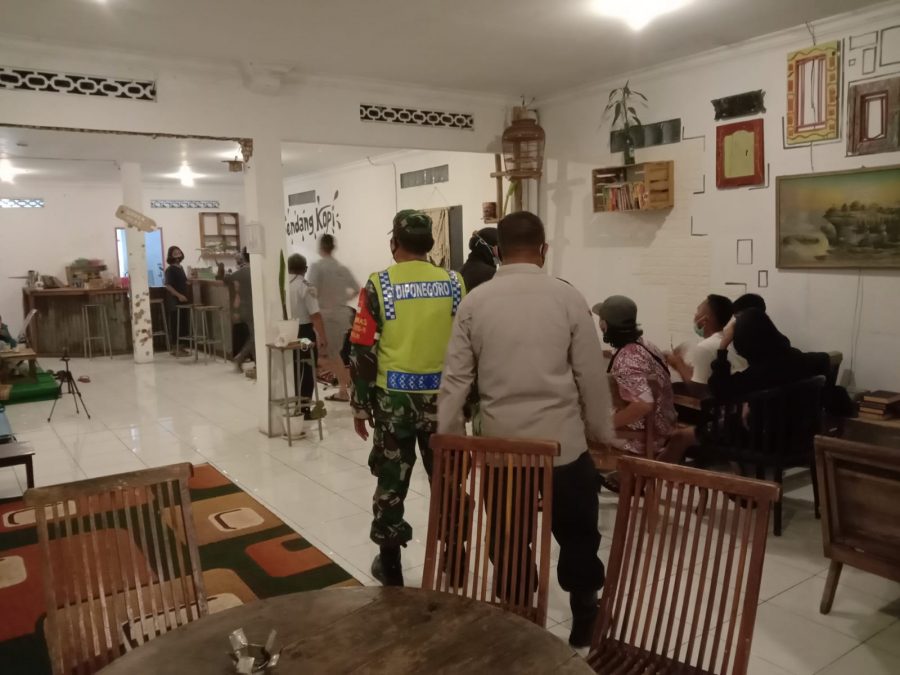 Kendalikan Covid 19 TNI Polri Gerebek Warung Makan Kebonan