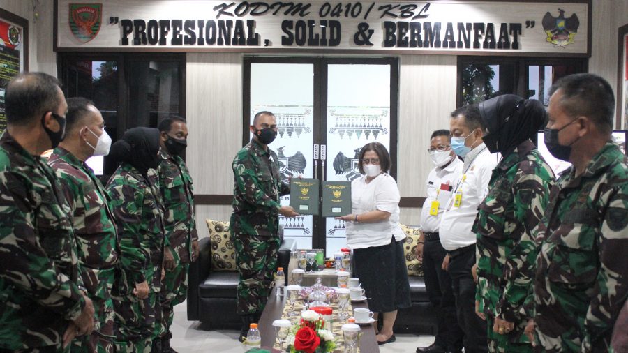 Kepala BPN Kota Lampung Serahkan Sertifikat Tanah Hibah ke Dandim Kodim 0410/KBL