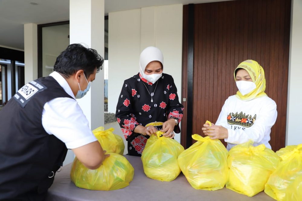 Ketum LKKS Salurkan Paket Sembako ke Pesantren