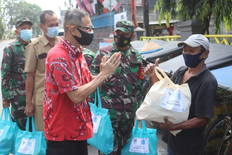 Kodim 0410KBL bersama PSMTI Lampung membagikan Sembako kepada masyarakat