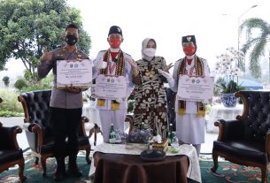 Lampung Berbangga: Riana Sari Arinal Bercengkrama Dengan 3 Putra Putri Terbaik Lampung Anggota Paskibraka