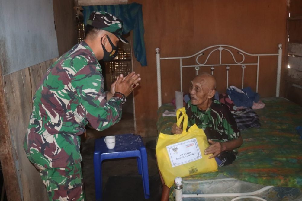 Mbah Siru Dapatkan Bantuan dari Babinsa Koramil 410-02/TBS