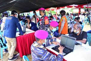 Menyambut Hari Pramuka ke-60, Korps Marinir TNI AL bersama Dinkes Papua Barat Gelar Serbuan Vaksinasi