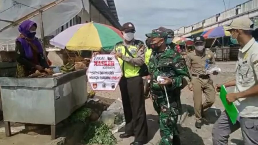 Monitoring Kepatuhan Disiplin Warga Terhadap Prokes Terus Dilaksanakan Anggota Koramil Karangpandan