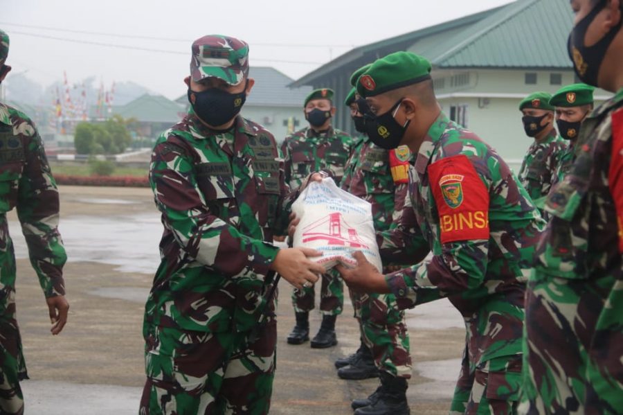 Peduli Covid-19, Kodim 0429/Lamtim Berikan Bantuan 3 Ton Beras Dan Sembako