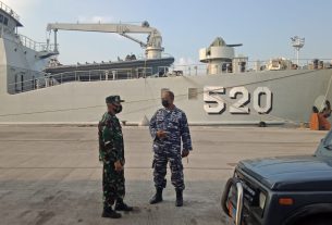 Pemberangkatan Kapal KRI Teluk Bintuni 520