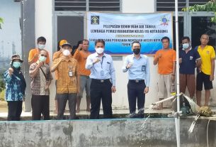 Penaburan Benih Ikan Air Tawar di Kolam Lapas Kelas IIB Kotaagung bersama SUPM