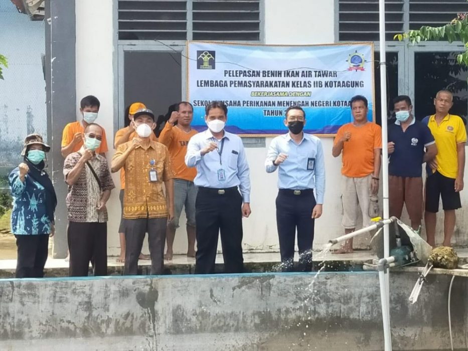 Penaburan Benih Ikan Air Tawar di Kolam Lapas Kelas IIB Kotaagung bersama SUPM