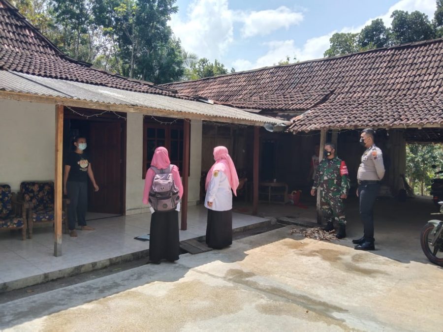 Percepatan Penanganan Covid-19, Babinsa Selopuro Dampingi Tim Kesehatan Laksanakan Tracing