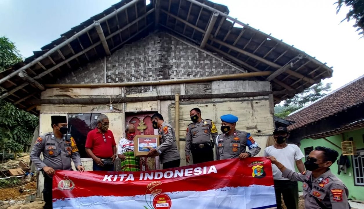 "POLRESTA MENYAPA", Polsek Sukarame Berikan puluhan Sembako Kepada Warga Kurang Mampu