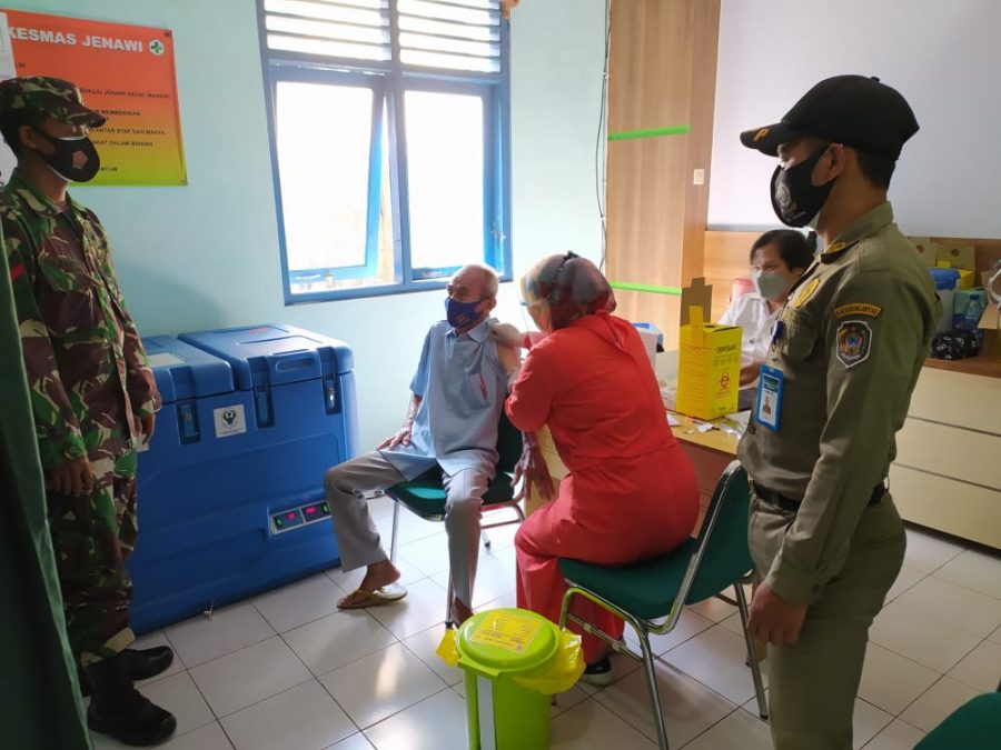 Puluhan Lansia Dan Ibu Hamil di Kecamatan Jenawi Laksanakan Vaksin