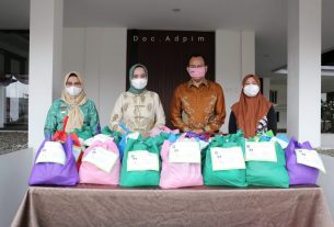 Riana Sari Terima Paket Sembako Dinas Kelautan dan Perikanan Provinsi Lampung