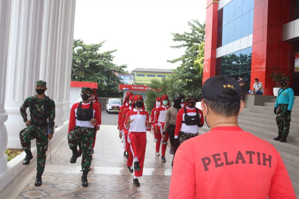 Sambut HUT RI, Personil Kodim 0410/KBL Terus Latih Anggota Paskibraka