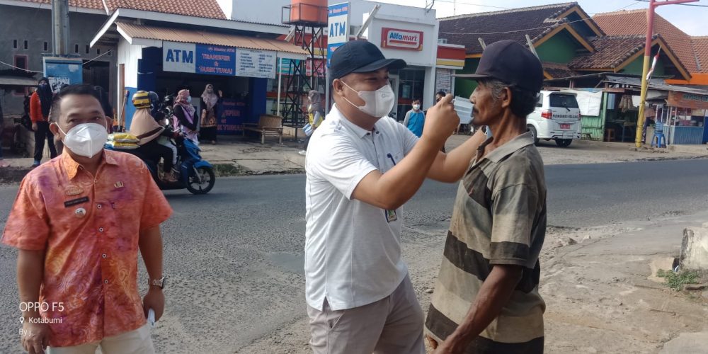 Satgas Covid-19 Kelurahan Rejosari Bagikan Ribuan Masker