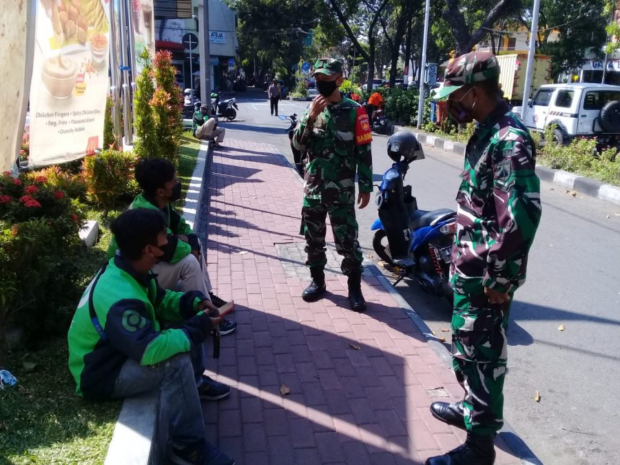 Serda Sugiyanto Bersinergi Dengan Bhabinkamtibmas Berikan Himbauan Protkes PPKM Level 4 Kepada Warga