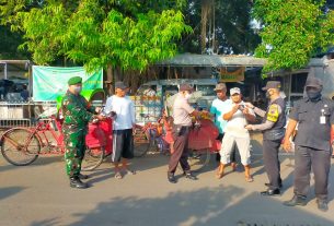 Serka Sugiyanto Bersama Satpam Pasar Cinderamata Bagikan Masker di masa PPKM Level 4