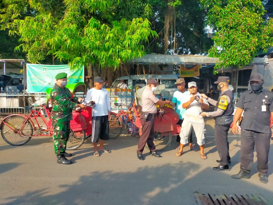 Serka Sugiyanto Bersama Satpam Pasar Cinderamata Bagikan Masker di masa PPKM Level 4