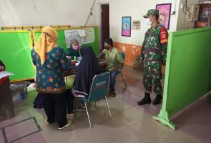 Serka Suryanto Dan Sertu Suparno Pantau Giat Serbuan Vaksin Pertama di Wilayah