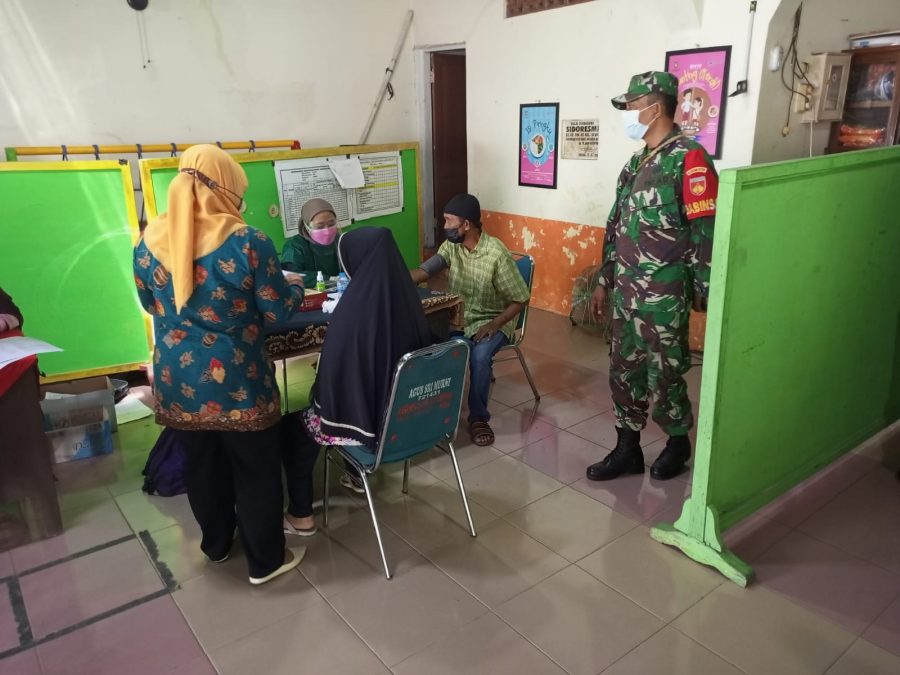 Serka Suryanto Dan Sertu Suparno Pantau Giat Serbuan Vaksin Pertama di Wilayah