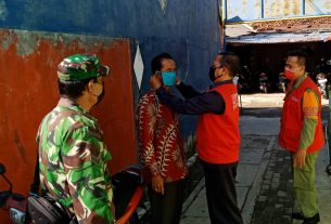 Sertu Hamdan bersama Satgas Covid 19 Kelurahan Sukamenanti Baru, membagikan masker gratis