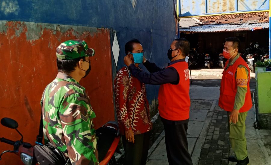 Sertu Hamdan bersama Satgas Covid 19 Kelurahan Sukamenanti Baru, membagikan masker gratis