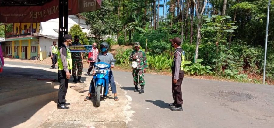 TNI-Polri Kecamatan Karangtengah Gencar Gelar Pendisilinan Pemakaian Masker