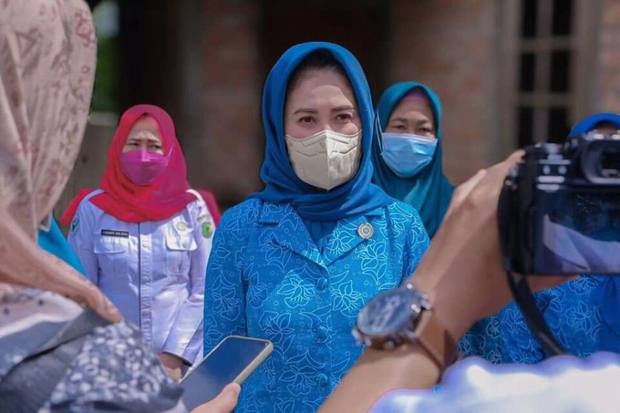 Thia Yufada Sapa dan Beri Bantuan Pangan Pasien Isoman