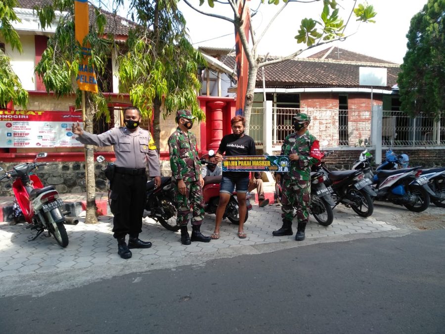 Tingkatkan Disiplin Pemakaian Masker, Koramil Dan Polsek Puhpelem Kompak Berikan Himbauan Kepada Warga