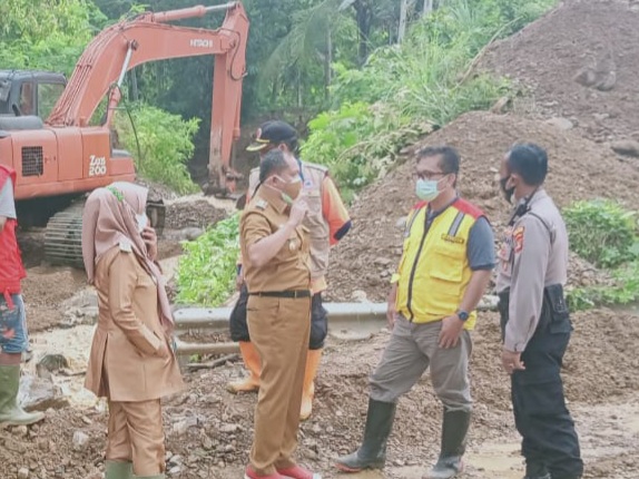 Wabup Tinjau Lokasi Banjir di Kecamatan Semaka