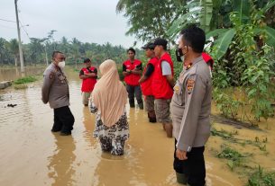 Wakapolres Tanggamus bersama Kabag Ops Cek Ketinggian Banjir di Kacapura Semaka