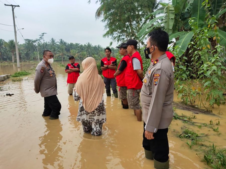 Wakapolres Tanggamus bersama Kabag Ops Cek Ketinggian Banjir di Kacapura Semaka