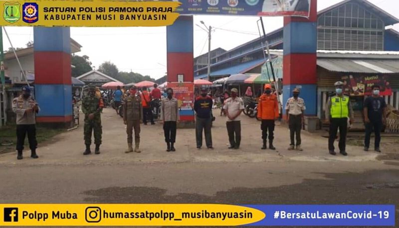 Satpol PP Bersama TNI, Polri dan BPBD Sosialisasikan PPKM Level IV di Pasar Randik Sekayu