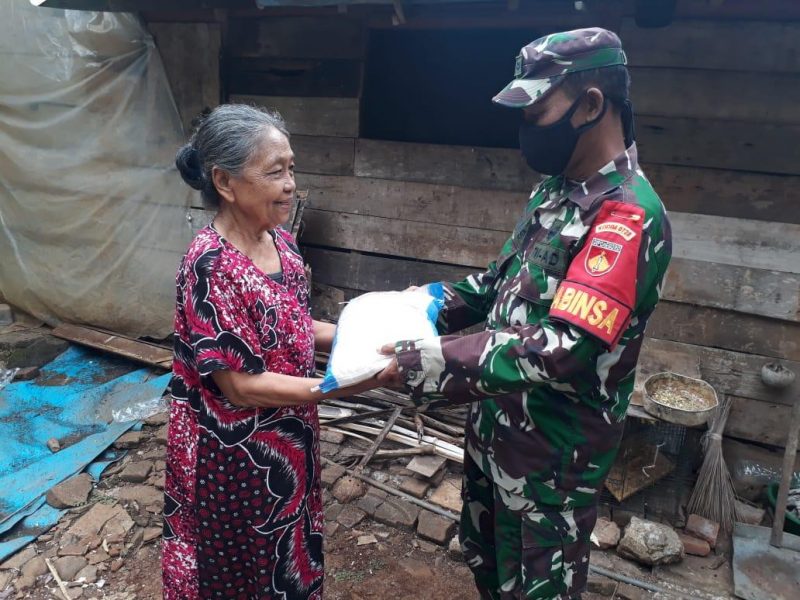 Babinsa Jajaran Kodim 0728/Wonogiri Salurkan Beras Bantuan Pemerintah Kepada Warga