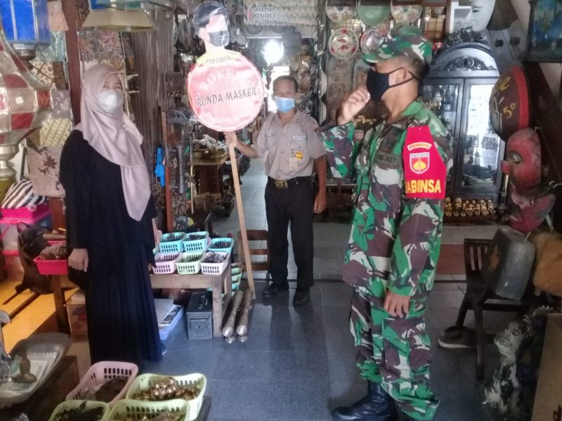 Serda Sugiyanto Bersama Satpam Pasar Laksanakan Penerapan PPKM di Pasar Triwindu Solo