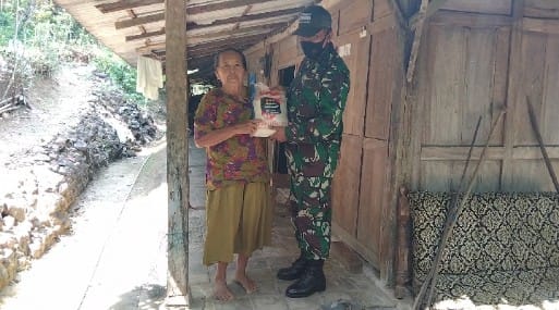 Koramil 04/Nguntoronadi Salurkan Bansos 300 Paket Beras Kepada Warga