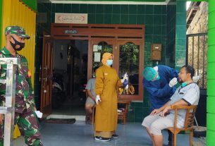 Babinsa Dampingi Nakes Tes Swab PCR Warga Isoman