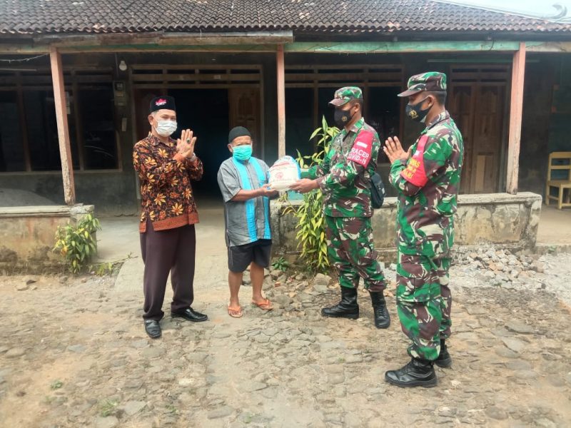 Danramil 22/Slogohimo Pimpin Anggota Salurkan Bansos Beras Kepada Warga