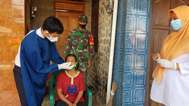 Serma Dadang Dampingi Tim Kesehatan Laksanakan Tes Swab Terhadap Warga Binaannya