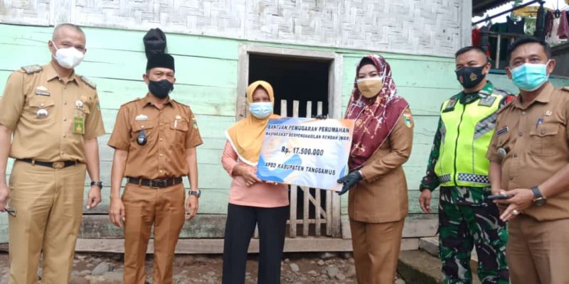 Bupati Serahkan Bantuan Program Bedah Rumah di Dua Kecamatan