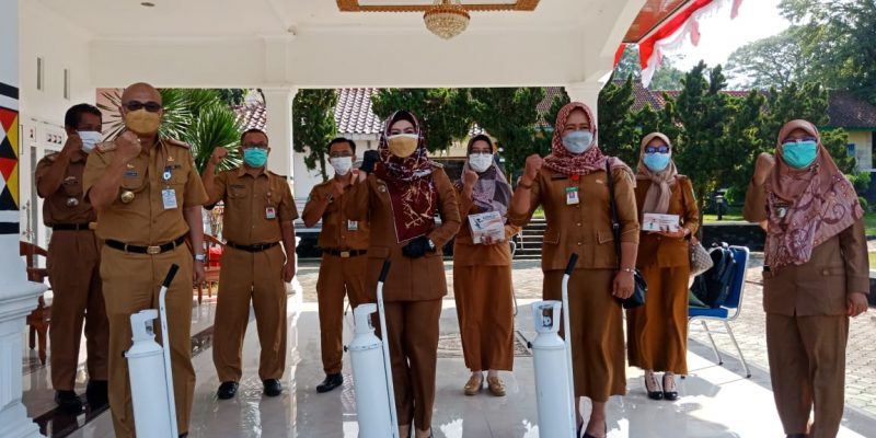 Bupati Serahkan Bantuan Tabung Oksigen Kepada Bidan Desa