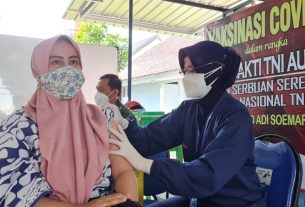 Tim Nakes RSAU dr. Siswanto Lanud Smo Lanjutkan Vaksinasi Tahap Kedua