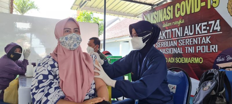 Tim Nakes RSAU dr. Siswanto Lanud Smo Lanjutkan Vaksinasi Tahap Kedua