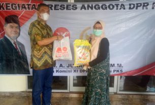 Reses di Lampung Tengah, Junaidi Auly Jalin Silaturahmi Konstituen Dengan Bagikan Bahan Pokok