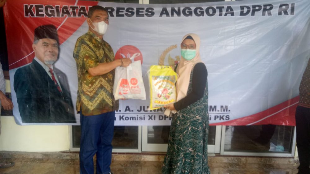 Reses di Lampung Tengah, Junaidi Auly Jalin Silaturahmi Konstituen Dengan Bagikan Bahan Pokok