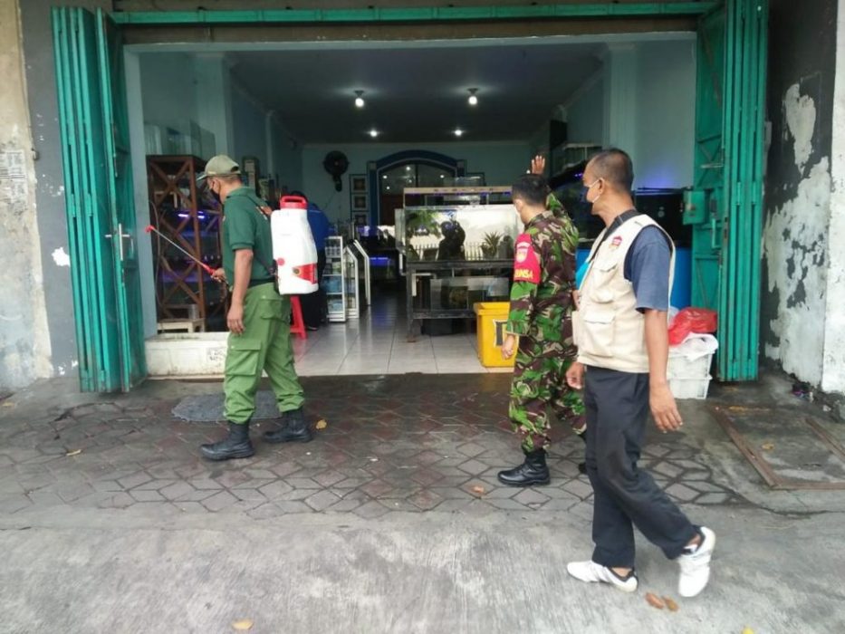 Cegah Penyebaran Covid-19, Babinsa Kepatihan Wetan Lakukan Penyemprotan Disinfektan dan Beri Himbuan PPKM