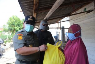 Gubernur Arinal Turun Langsung ke Tulang Bawang Barat, Bagikan Bantuan Sembako kepada Masyarakat Terdampak Pandemi Covid-19